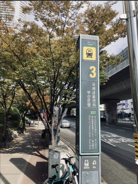 출구부터 건물 입구까지 1