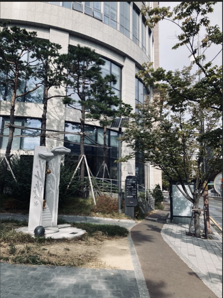 출구부터 건물 입구까지 2