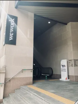 건물 입구 1
